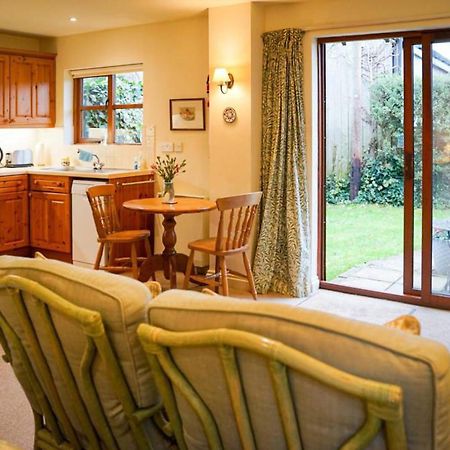 Honeysuckle Cottage North Mundham Екстер'єр фото